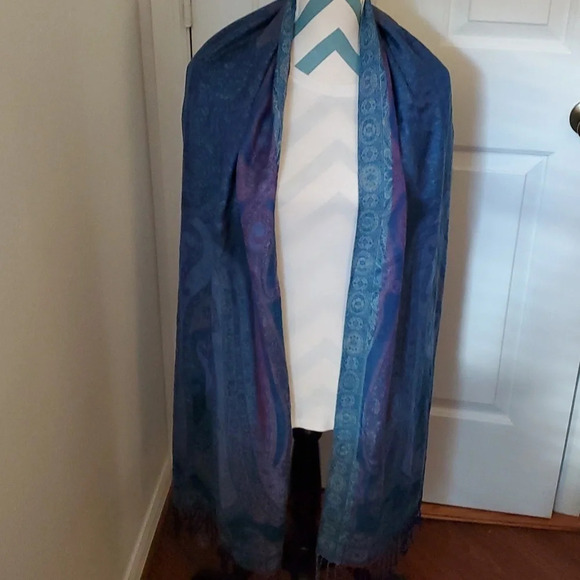 Charming Charlie Scarf/Shawl with Fringe approx size 80X22 - Picture 2 of 7